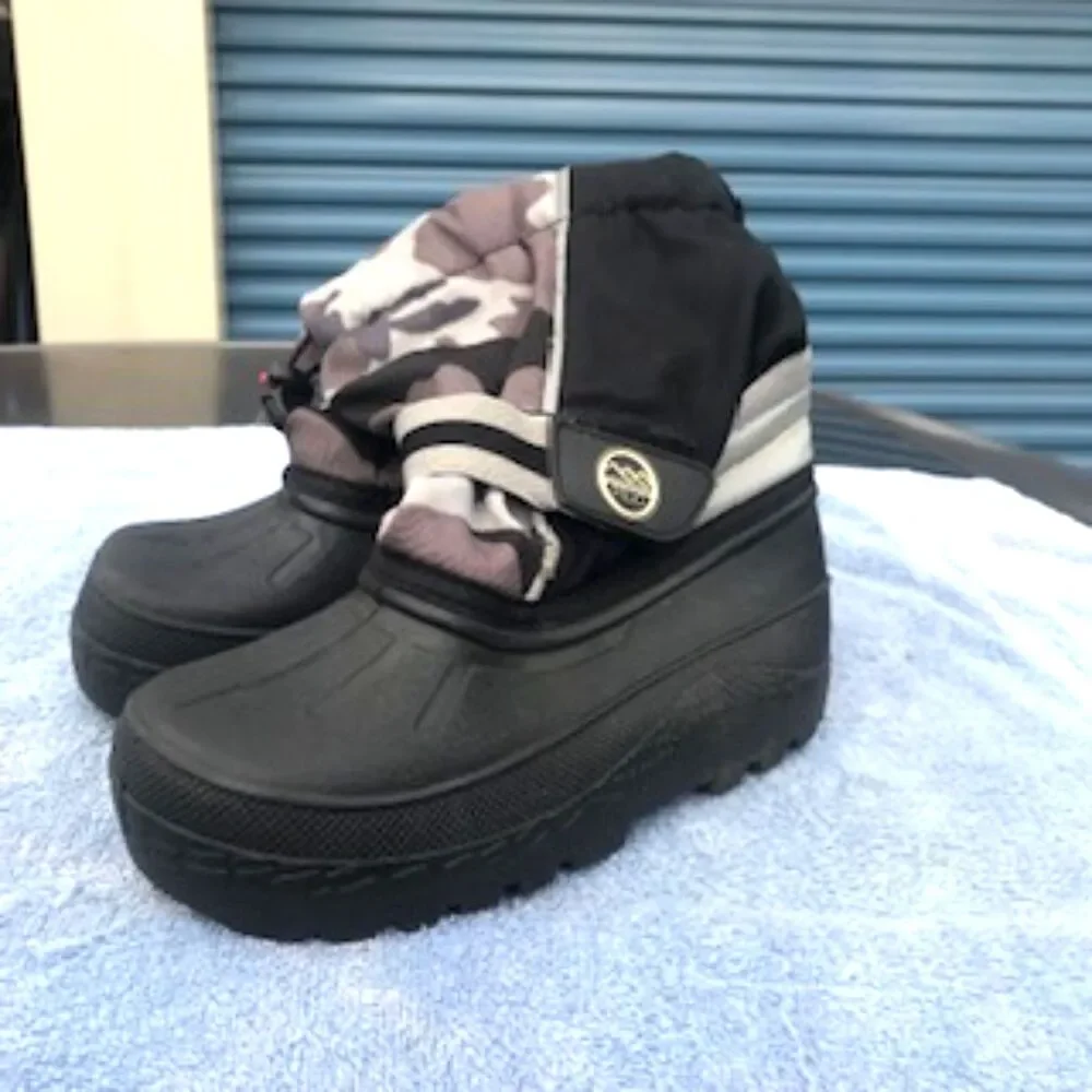 Size: 11Y Snow Boots . Insulated Waterproof . Boys Girls PLC Thermolite . Used